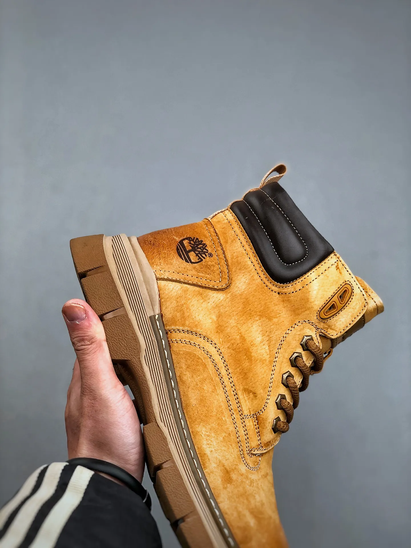 Welfare special price💰480 Timberland Timberland/Timberland new autumn and winter products (plush lining🔥warm and heat-locking) autumn and winter must-have outdoor casual rhubarb boots series #Guangdong Dachang quality original box original packaging fashion trend matching the fabric is made of Italian 🇮🇹 top frosted fine-grained cowhide with anti-odor and anti-corrosion genuine leather latex insoles. The outsole and hardware are all made from raw materials of the original factory. They are the same as the original Goodyear never-opening process. Good products do not kill pigs. The quality of the first order is strictly controlled. Exclusively released on the entire network. There is no doubt about the quality. The whole set of official website unified packaging gives you a perfect wearing experience. The quality is exquisite and durable. A must-have for sportsmen. Specially designed to prevent handsomeness. High-quality and first-class foot feel. Specially used for outdoor cold protection this winter. Daily casual matching. Size: 38 39 40 41 42 43 44 (leather shoe size)